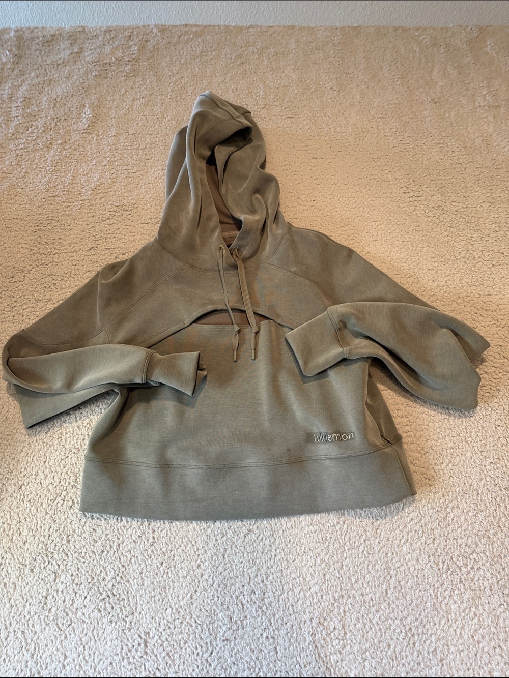 Lululemon Get Centred Crop Hoodie
Grey Sage / Grey Sage (First Release) size 4
